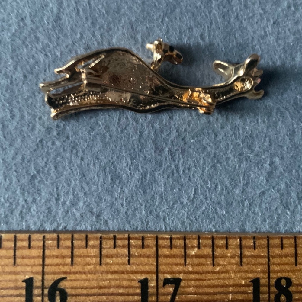 Vintage Giraffe Mother and Baby Enamel Brooch Gold Tone Red Orange Animal Pin - Picture 4 of 4